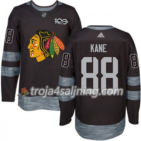 Chicago Blackhawks tröja Patrick Kane 88 1917-2017 100th Anniversary Adidas Svart Authentic - NHL Tröjor Herr Chicago Blackhawks tröja Patrick Kane 88 1917-2017 100th Anniversary Adidas Svart Authentic - NHL Tröjor Herr